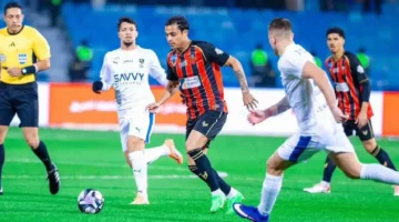 لقطة أثارت الجدل.. ماذا فعل نجم الهلال تجاه شقيقه بعد طرده بمباراة الرياض؟